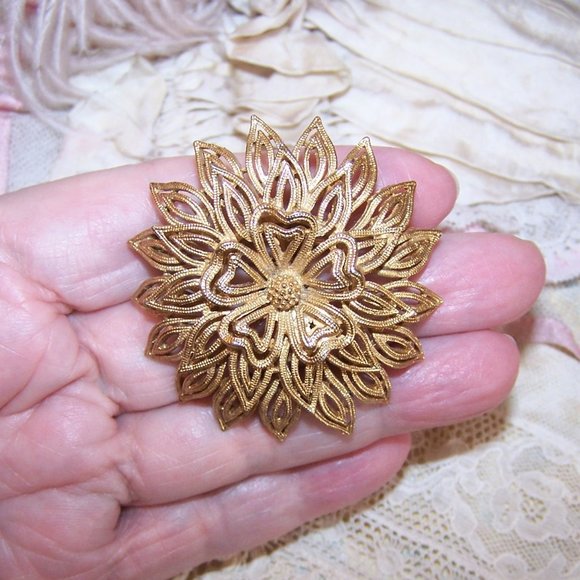 Designer Signed Lisner Gold Tone Metal Costume Pin Brooch - Large Textured Flora - Picture 2 of 6